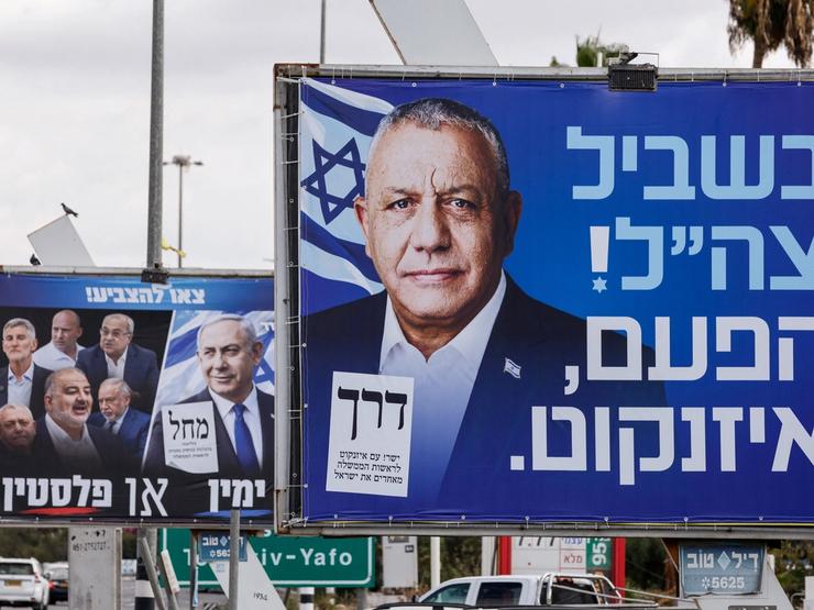 Billboards featuring Israeli Prime Minister Benjamin Netanyahu of the Likud party (left) and former Israeli military chief Gadi Eisenkot, leader of the Yashar party (right).