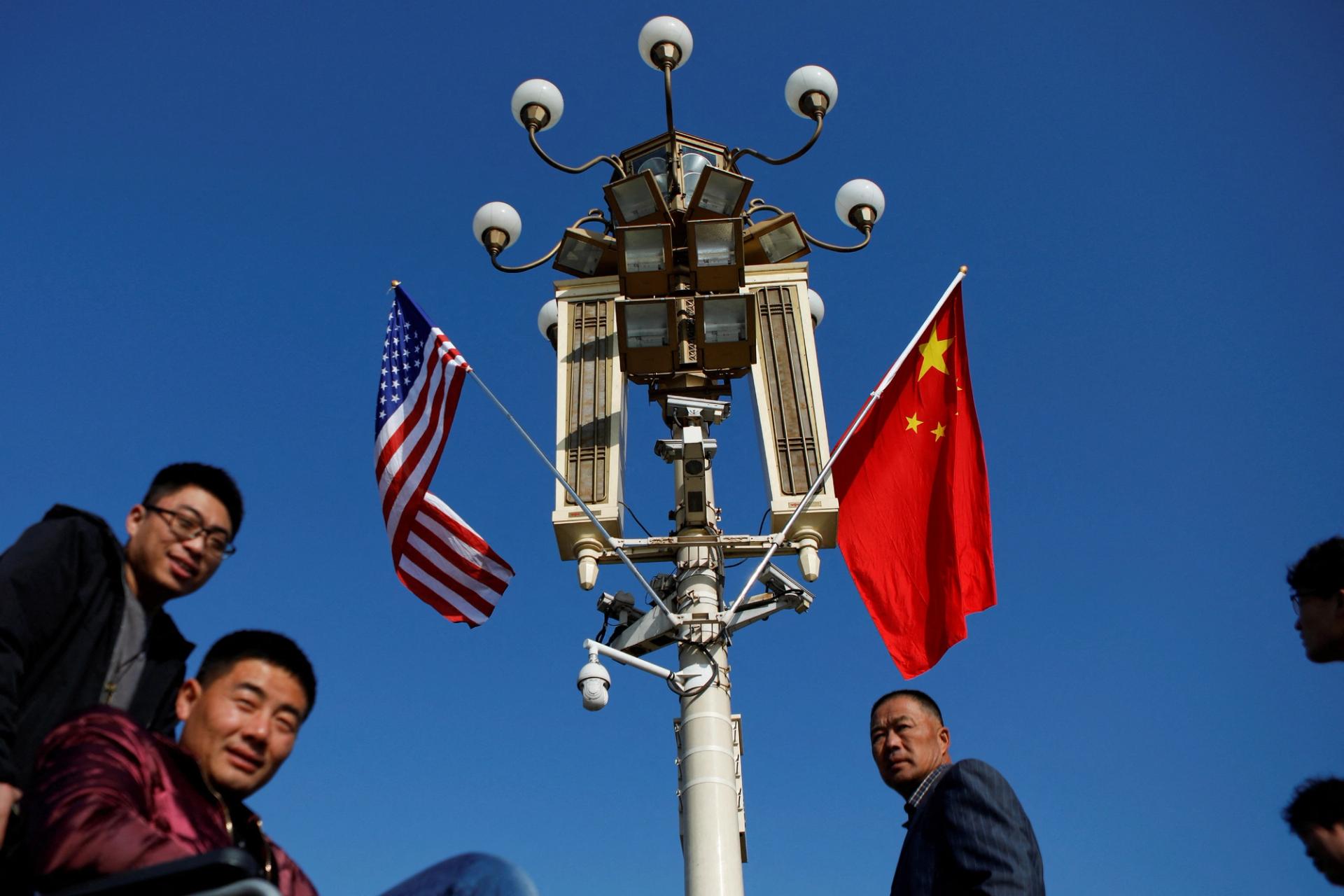 A photo showing US and Chinese flags. 