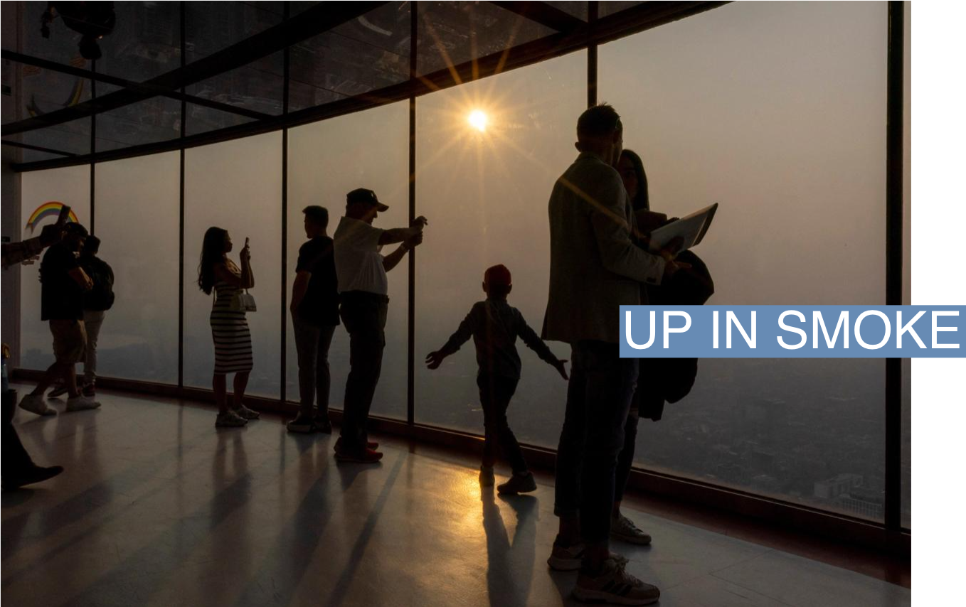 People take photographs as a smokey Toronto is seen from the CN Tower as wildfires in Ontario and Quebec continue to burn, in Toronto, Ontario, Canada June 6, 2023. REUTERS/Carlos Osorio