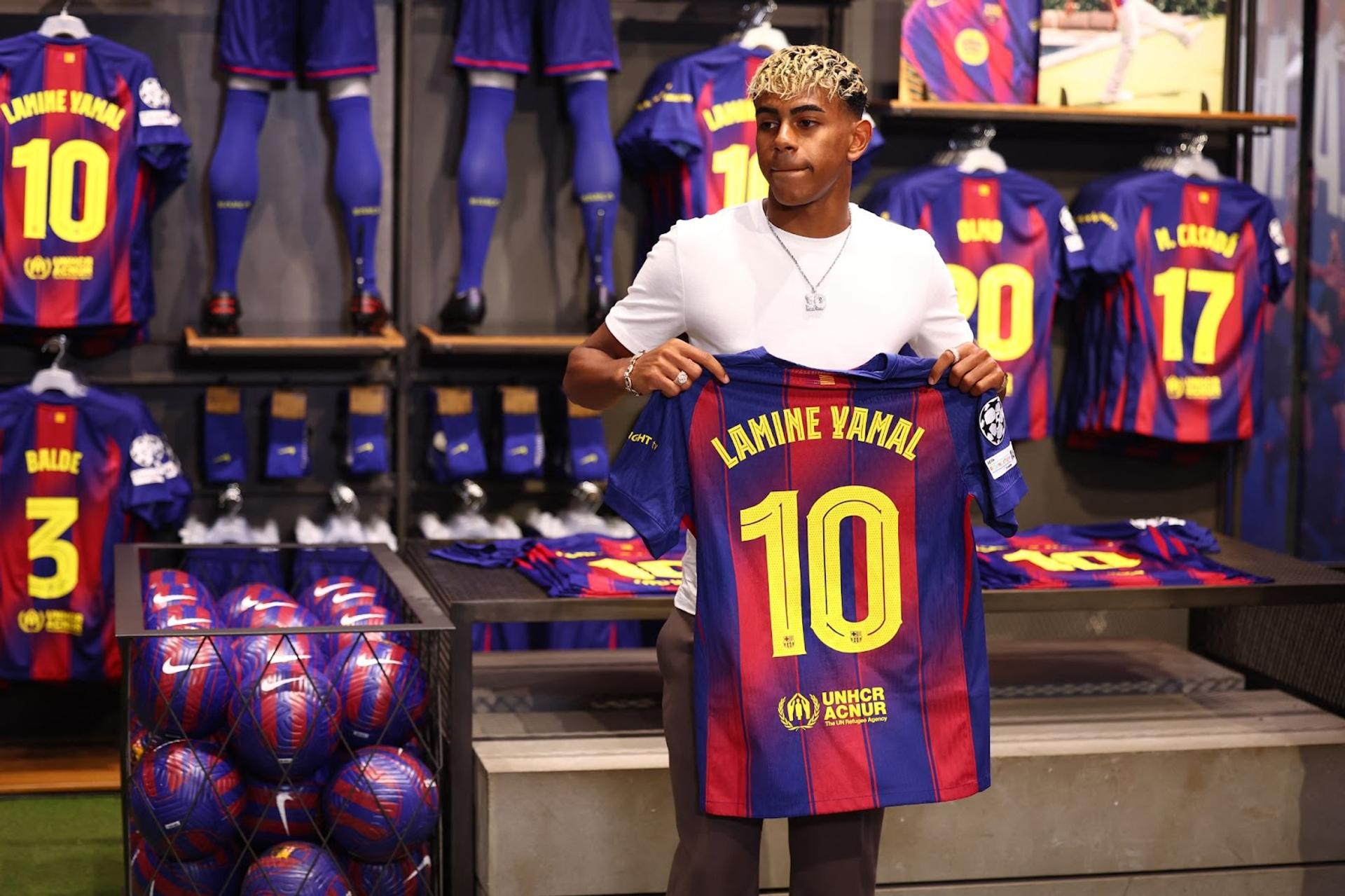 Lamine Yamal signs contract extension with FC Barcelona.