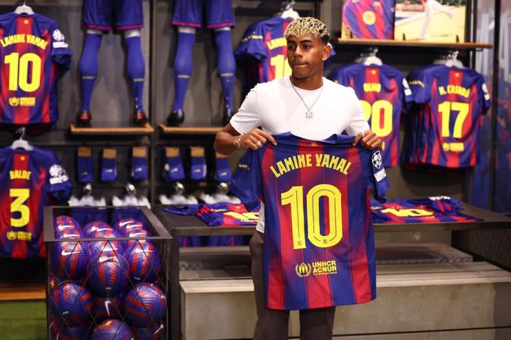 Lamine Yamal signs contract extension with FC Barcelona.