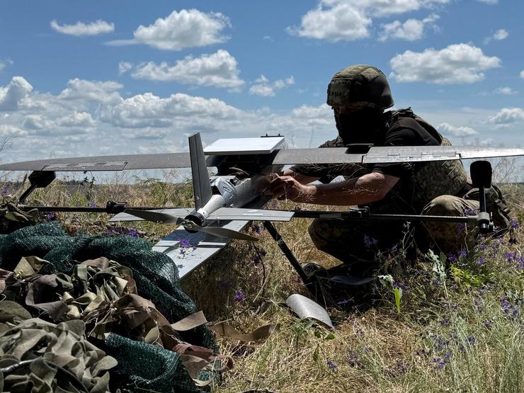 A serviceman of the 25th Separate Airborne Brigade of the Air Assault Forces of Ukraine prepares to launch a Hornet middle strike drone towards Russian troops