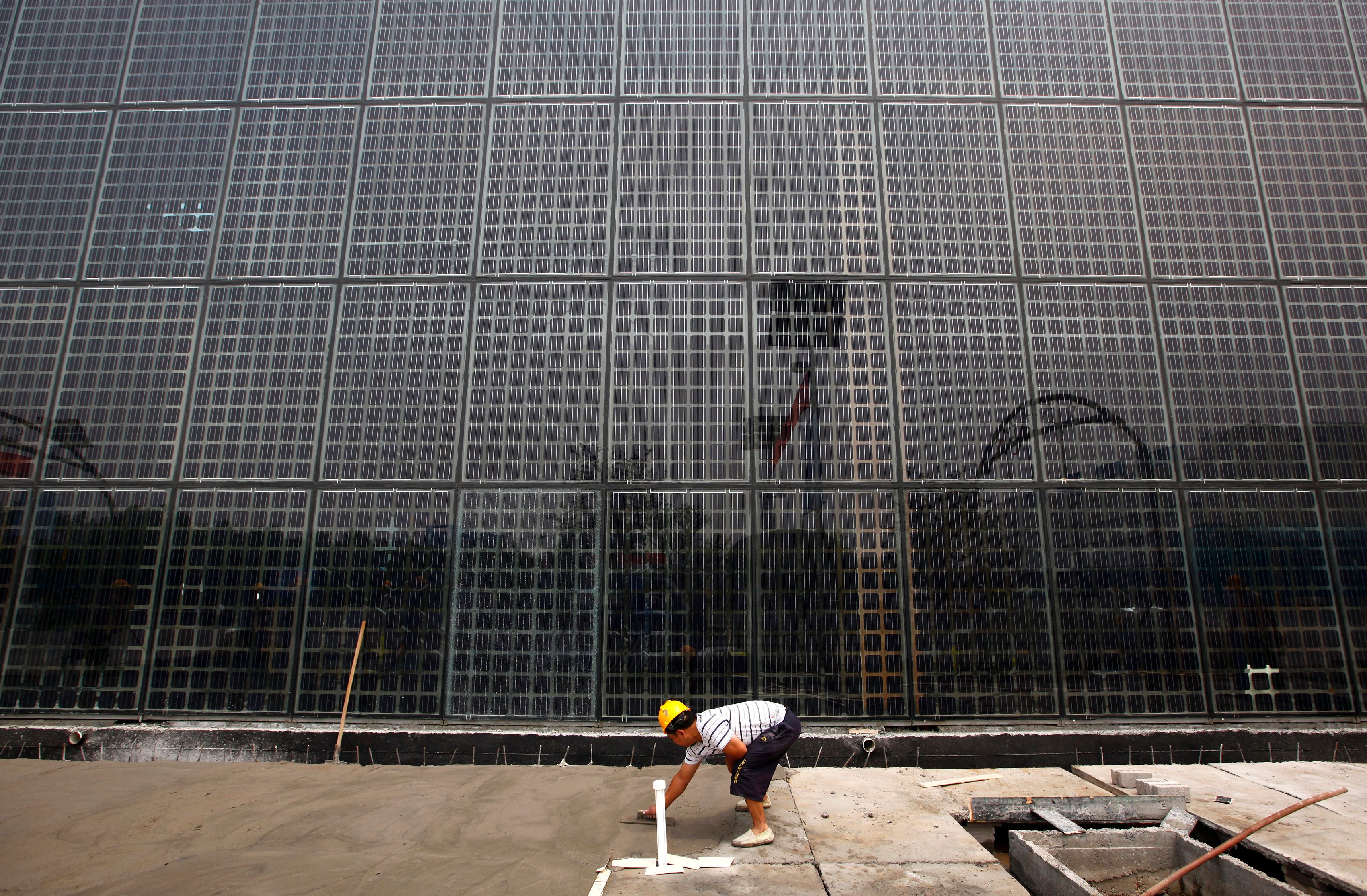 China solar giants warn of record loss