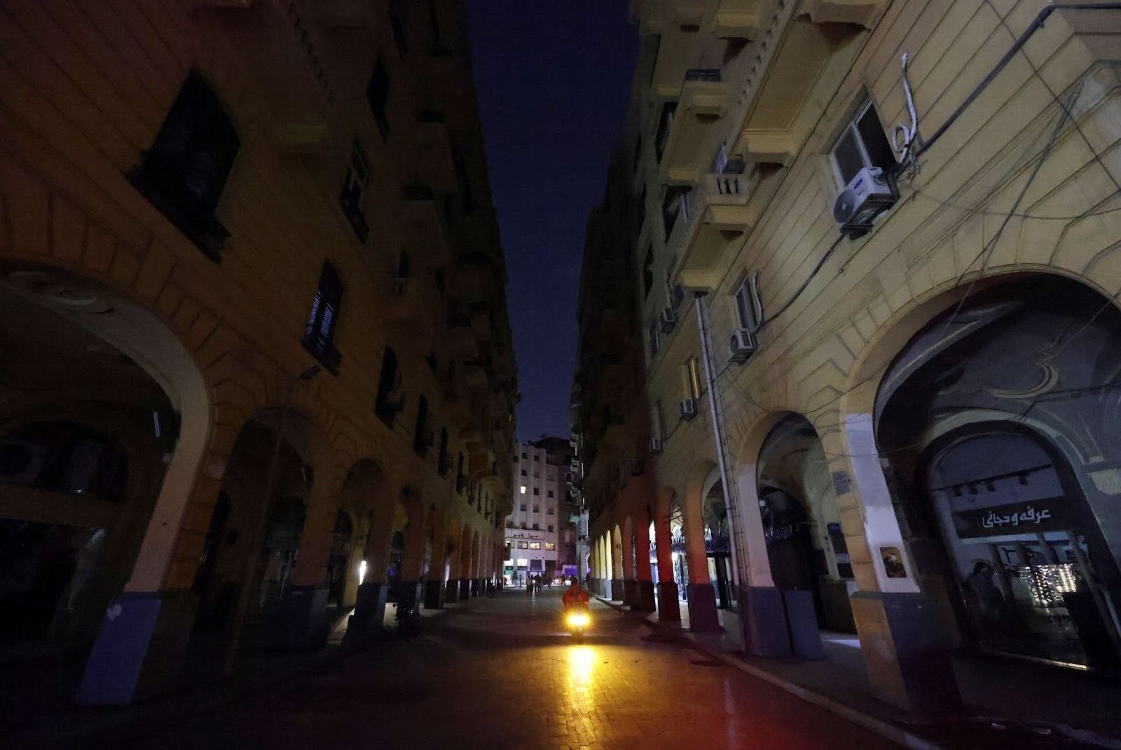 Shops are closed after Egyptian Prime Minister Mostafa Madbouly confirmed that all commercial establishments including malls, shops, and restaurants will close at 9:00 PM for one month to conserve electricity, in Cairo, Egypt, March 28, 2026.