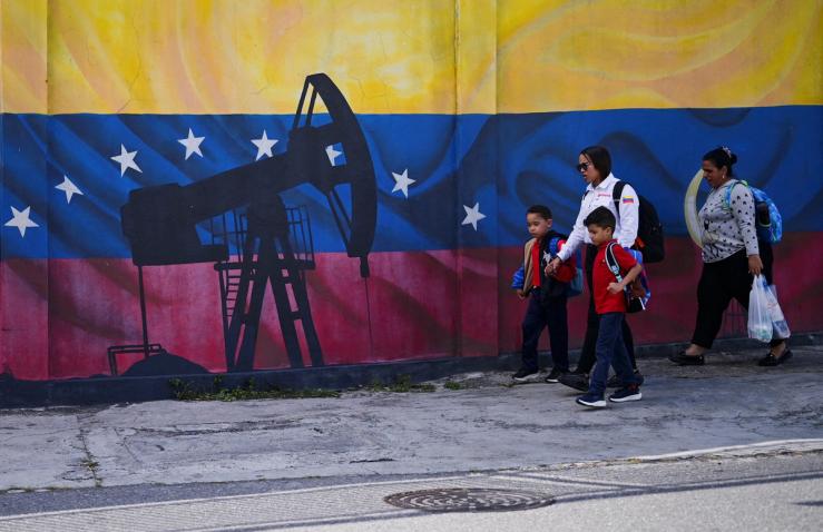 An oil plump and Venezuelaâs flag.