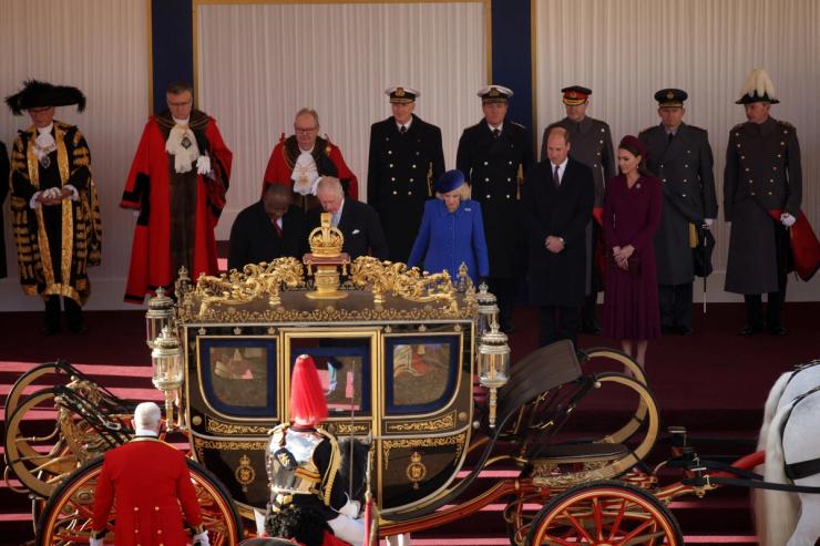 Cyril Ramaphosa and the royals get in a carriage.