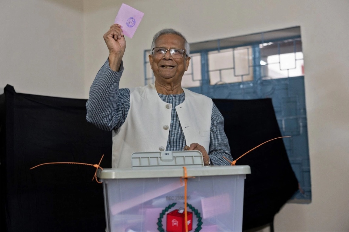 El líder bangladesí y ganador del Premio Nobel de la Paz, Muhammad Yunus, votando.