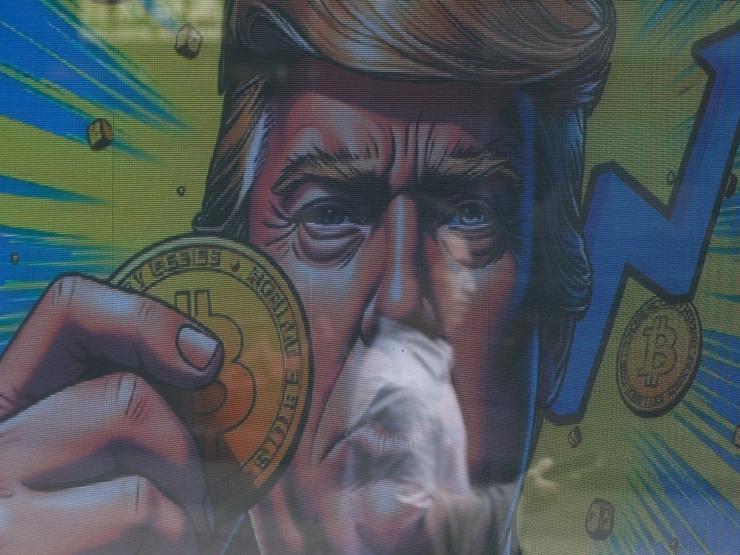 A mural with Trump holding a Bitcoin