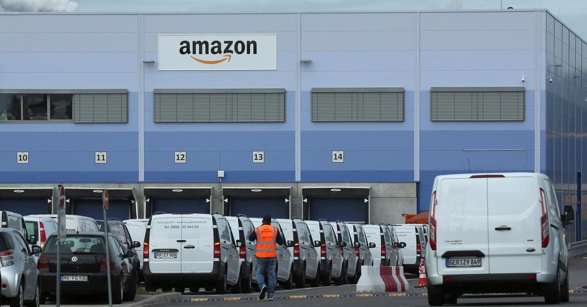 Amazon opens up logistics network in challenge to shippers