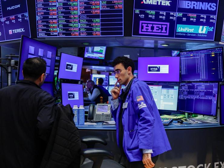 Traders at the NYSE