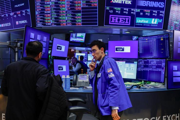 Traders at the NYSE