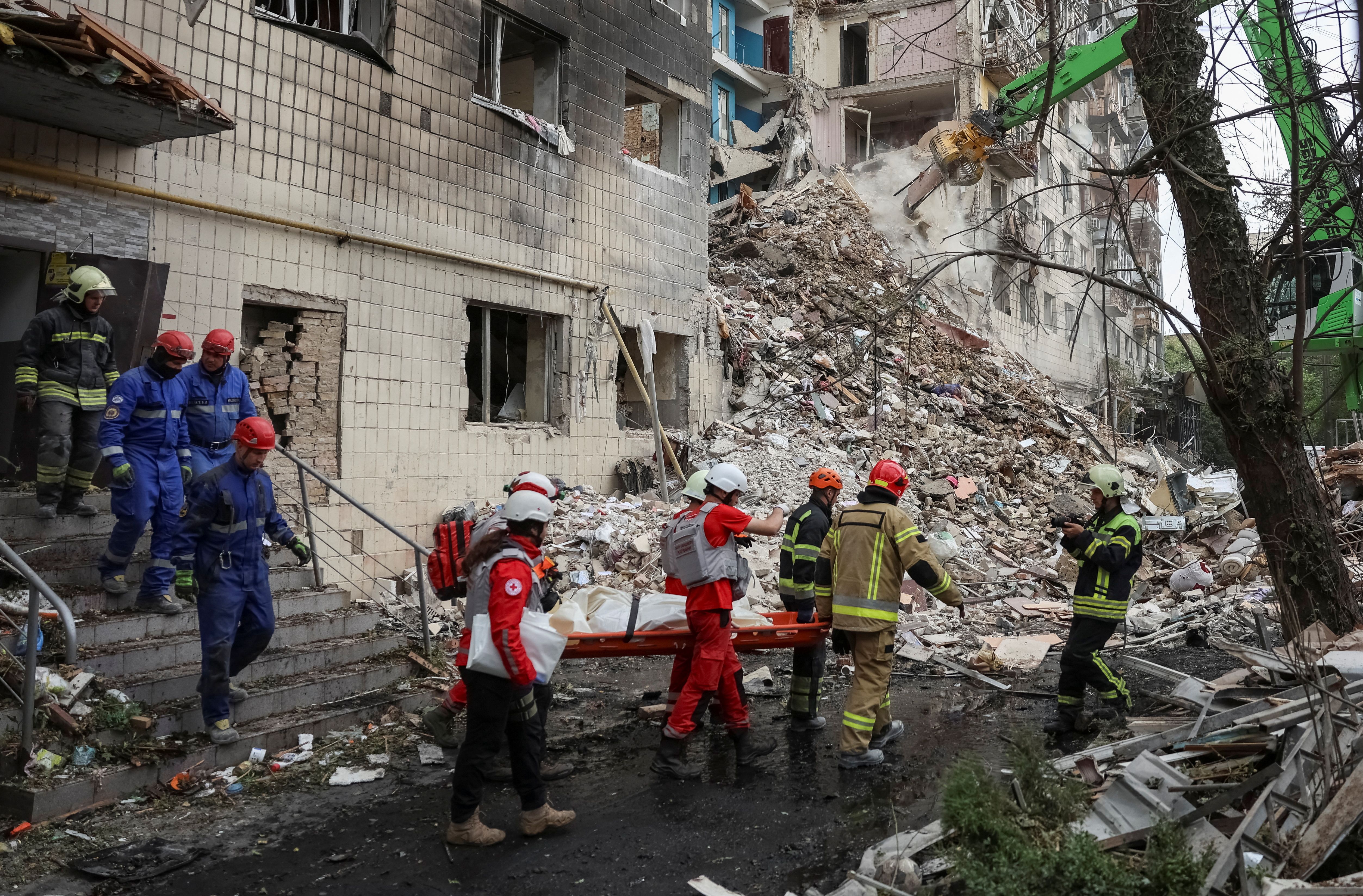 Rescuers carry a body at the site of an apartment building damaged during a Russian strike, amid Russia’s attack on Ukraine, in Kyiv, Ukraine June 17, 2025. 