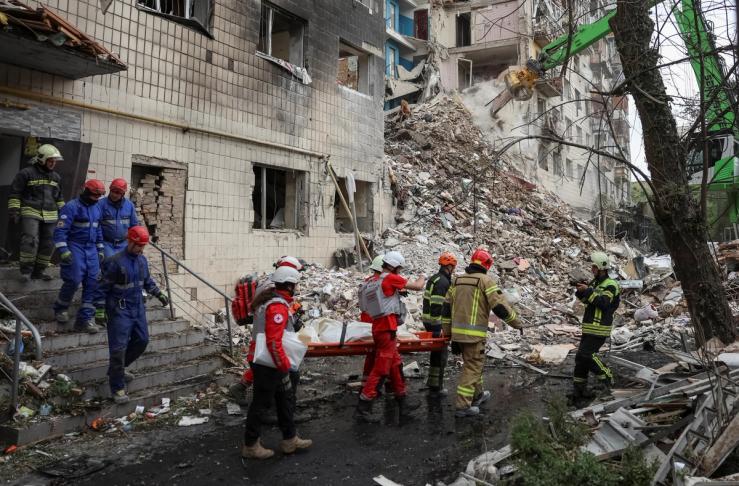 Rescuers carry a body at the site of an apartment building damaged during a Russian strike, amid Russia’s attack on Ukraine, in Kyiv, Ukraine June 17, 2025.