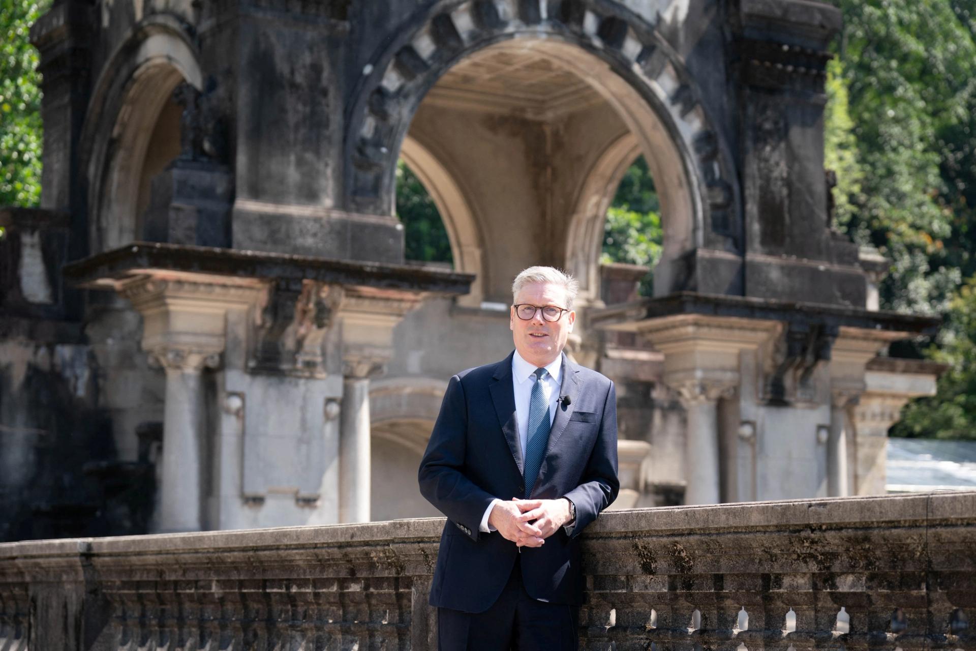 Keir Starmer, wearing a dark suit and tie, at Parque Lage in Rio de Janeiro. 