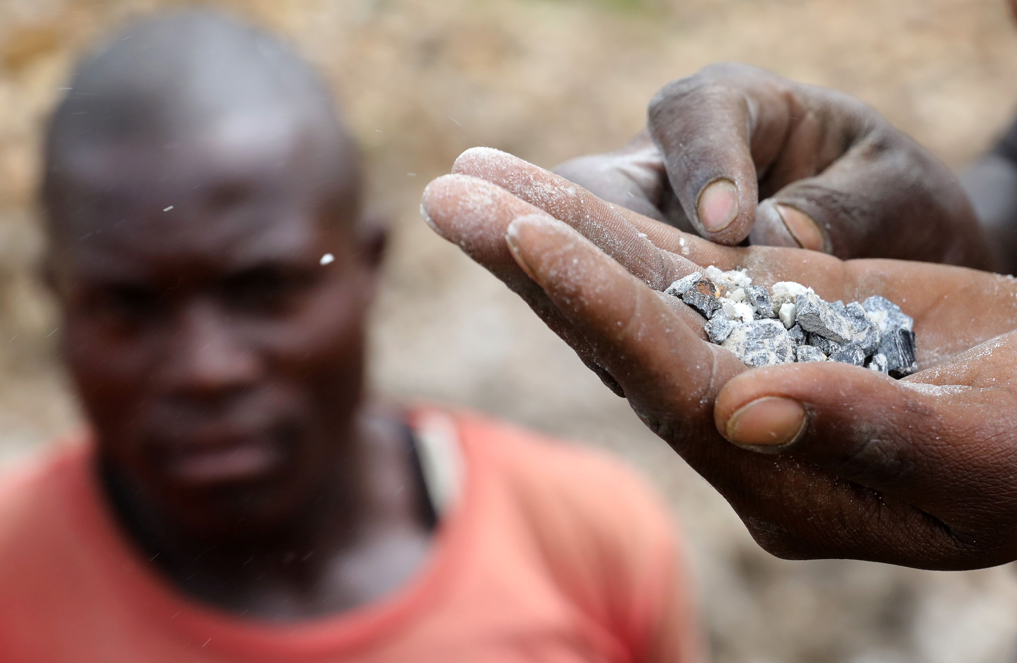 A miner hold coltan.