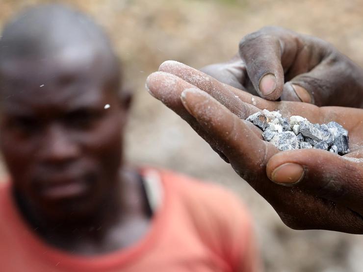 A miner hold coltan.