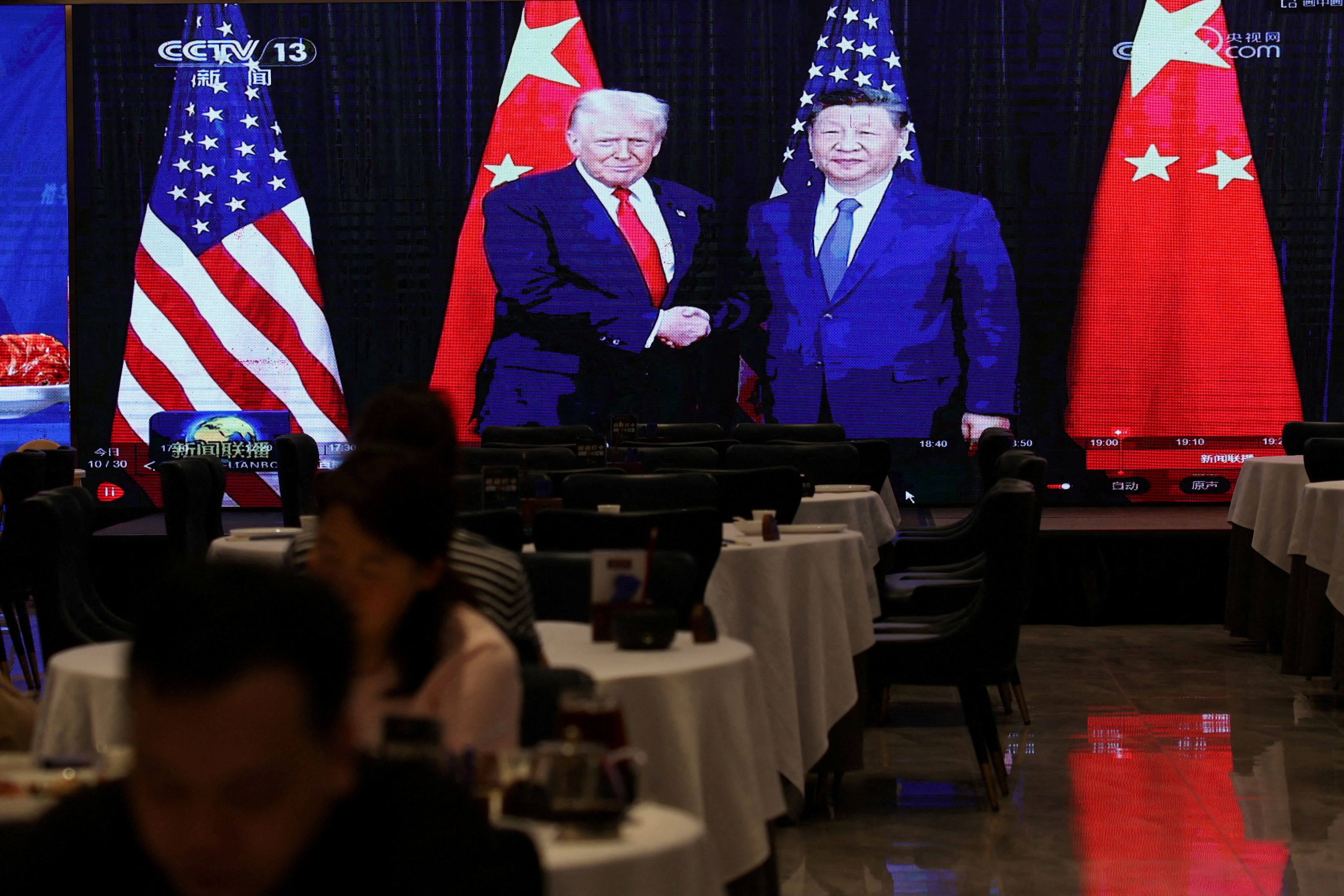 A screen showing a photo of Donald Trump and Xi Jinping 