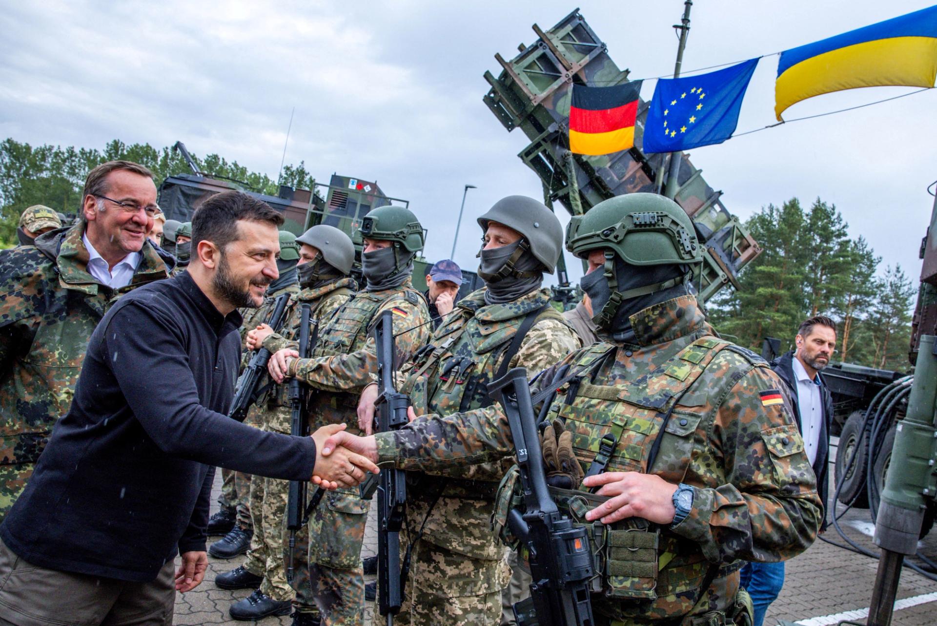 FILE PHOTO: Ukrainian President Volodymyr Zelenskiy interacts with soldiers during his visit to a military training area to find out about the training of Ukrainian soldiers on the “Patriot” anti-aircraft missile system, at an undisclosed location, in Germany, June 11, 2024. Jens Buttner/Pool via REUTERS/File Photo