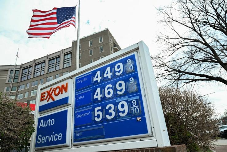 A photo showing US gas prices.