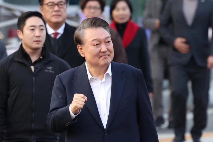 South Korean impeached President Yoon Suk Yeol gestures outside the Seoul detention center after his release.