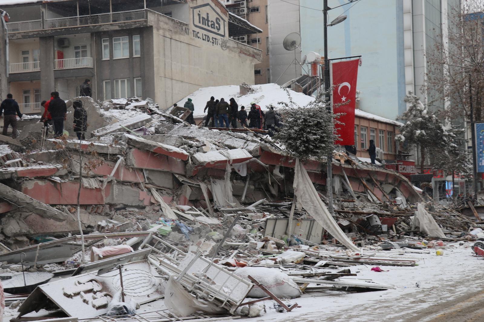 PREVIEW XML Rescuers carry out a person from a collapsed building after an earthquake in Malatya, Turkey February 6, 2023.