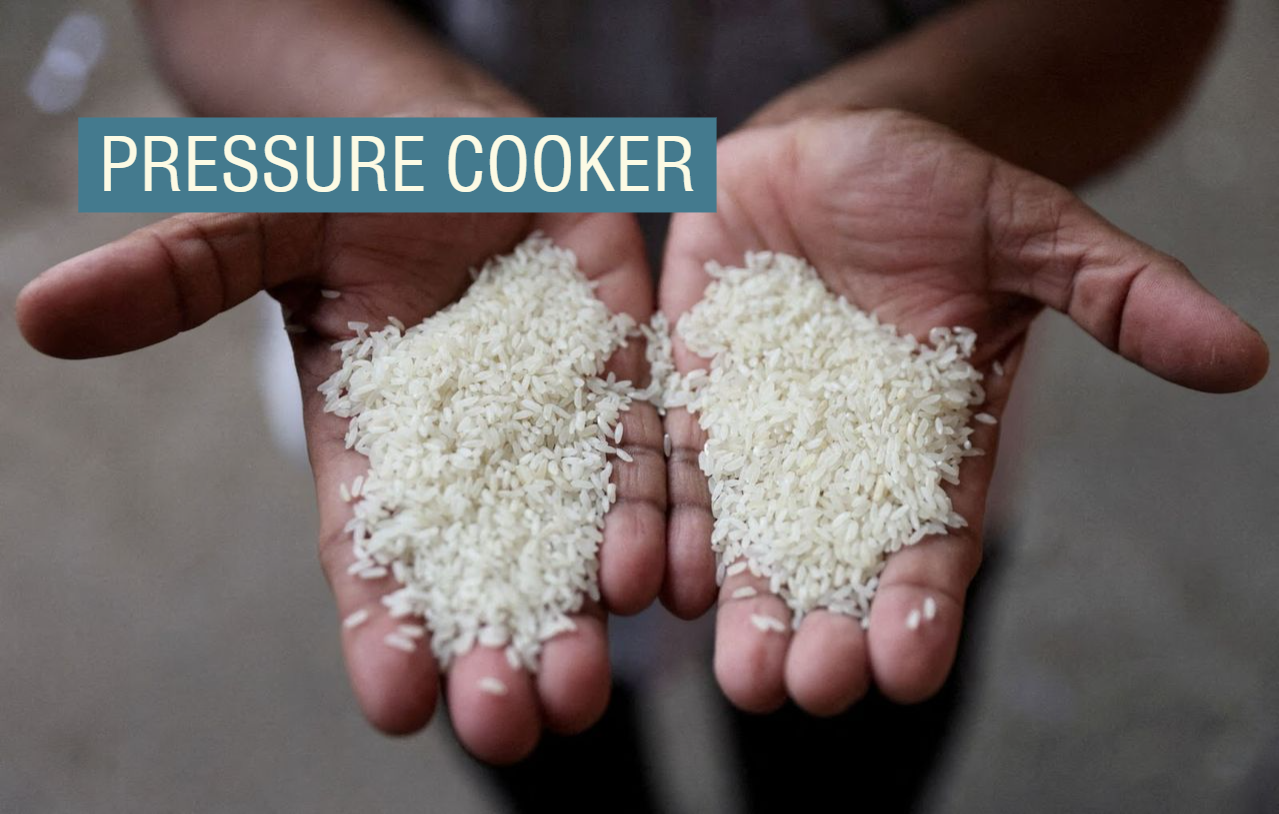 一个男人手里拿着米饭。