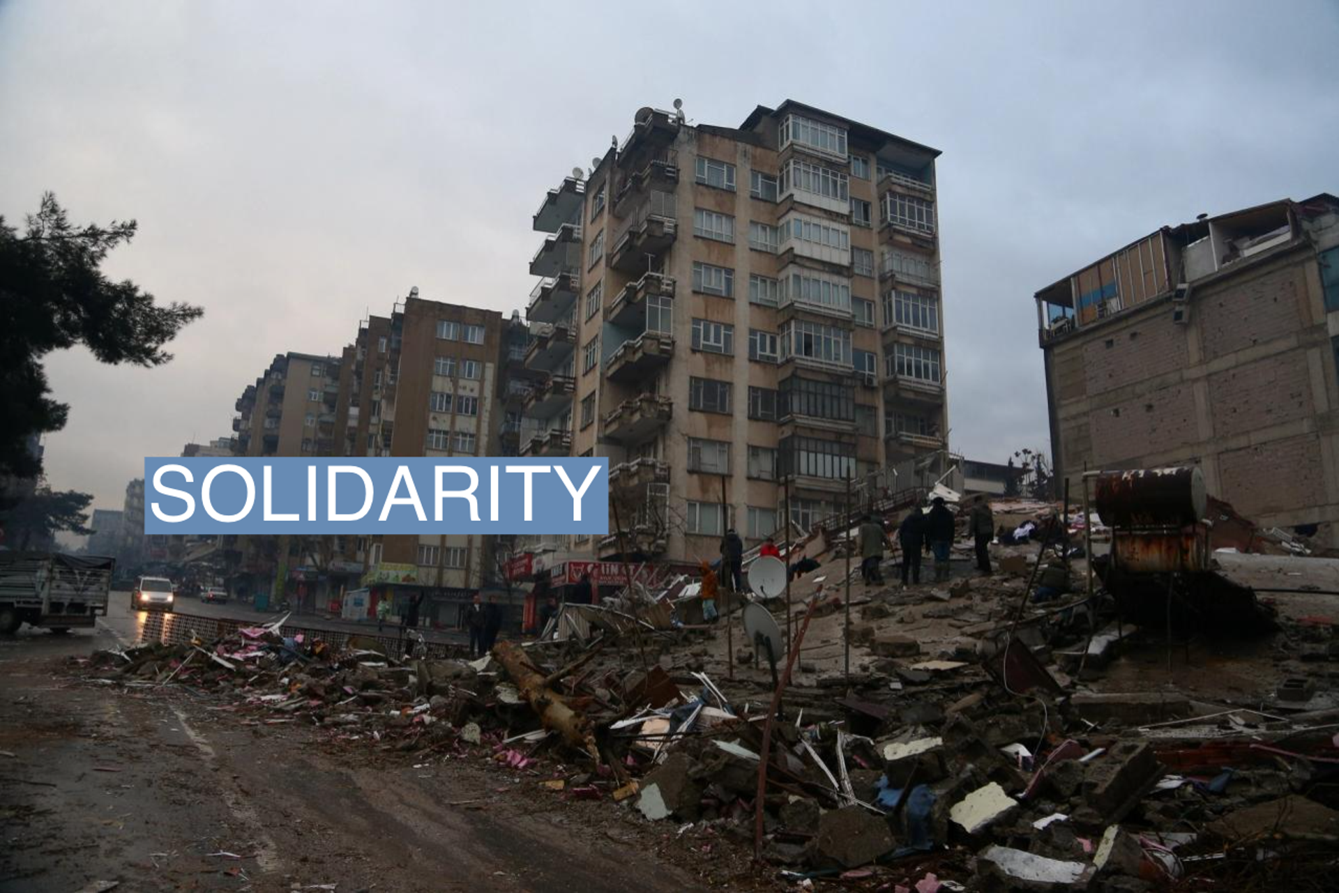 People search for survivors under the rubble after an earthquake in Kahramanmaras, Turkey February 6, 2023. 