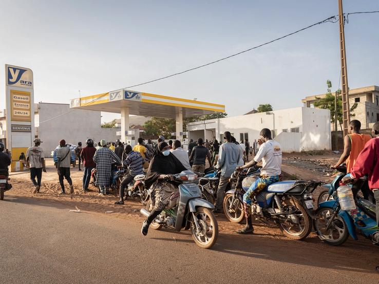 Lines at a petrol station in Bamako.