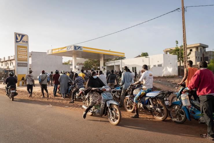Lines at a petrol station in Bamako.