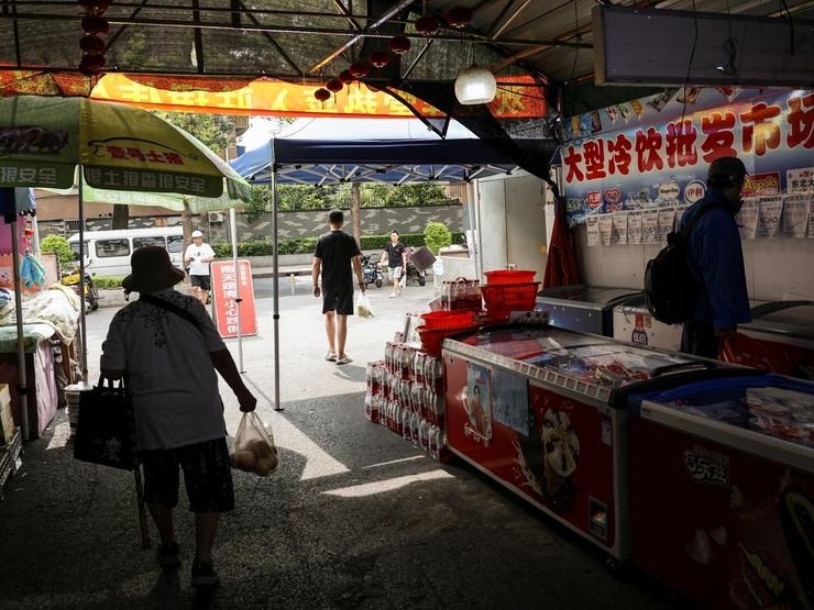 Shoppers at a Chinese wet market