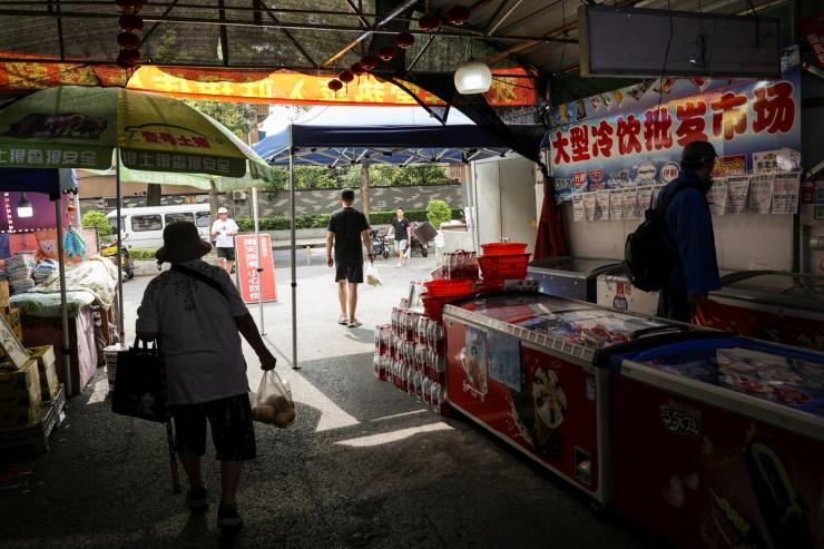 Shoppers at a Chinese wet market