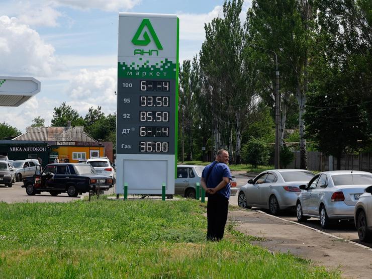 A Russian gas station with a line of cars