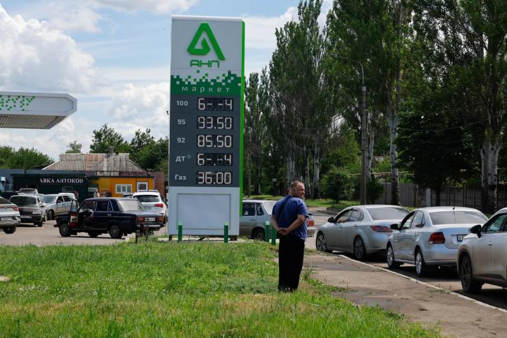 A Russian gas station with a line of cars