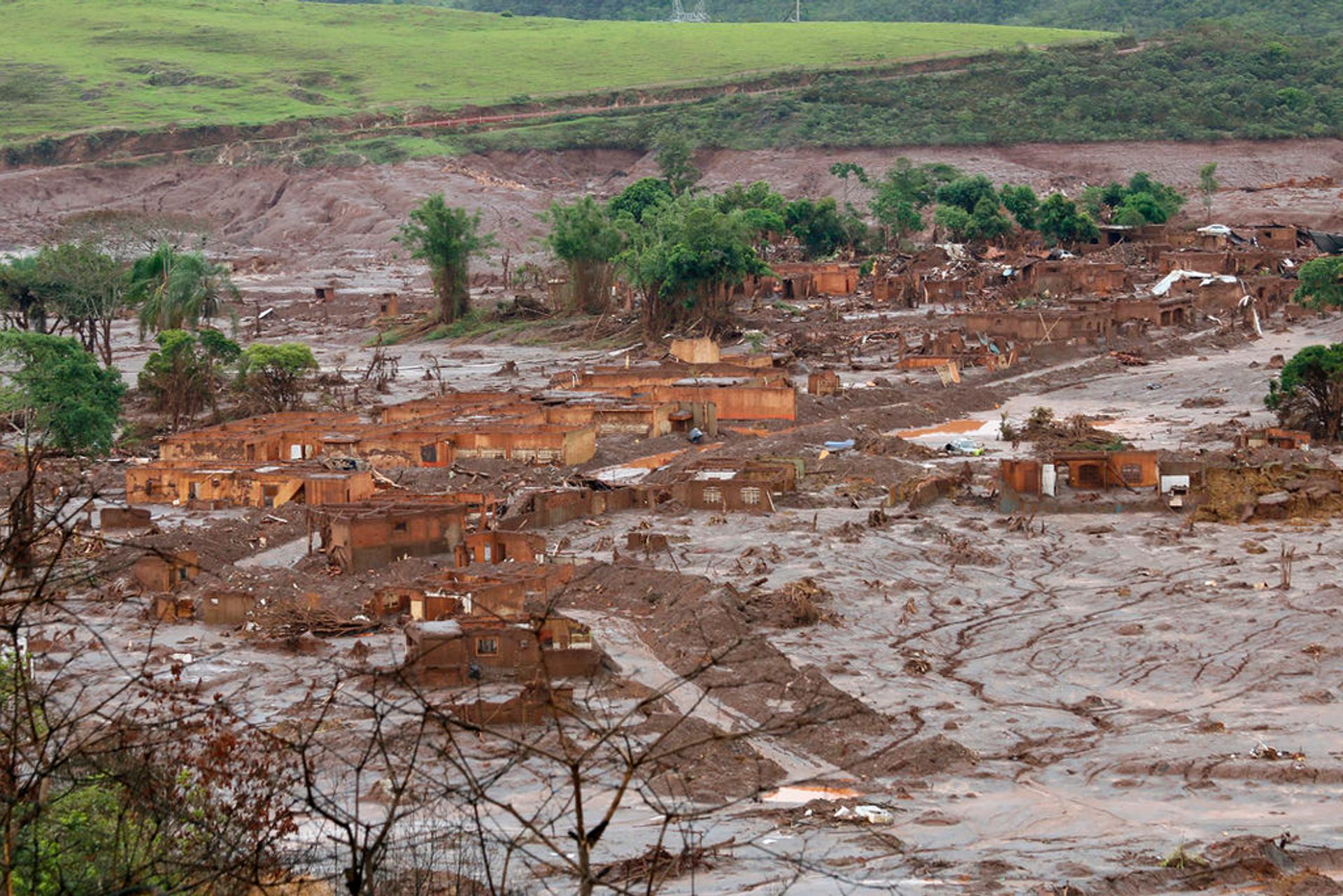 A photo of the Mariana Dam collapse. 