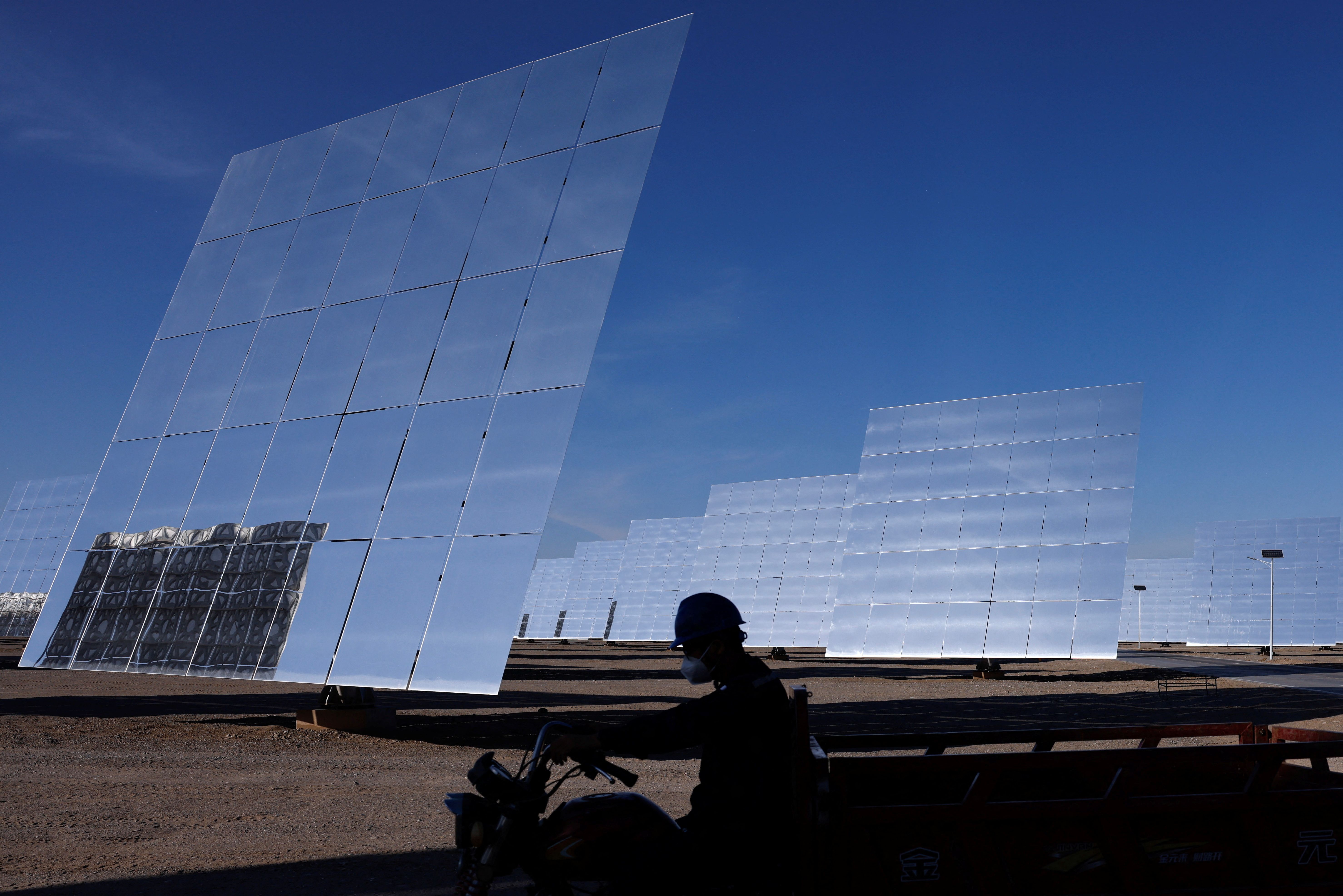 Organised media tour to Dunhuang Photovoltaic Industrial Park.