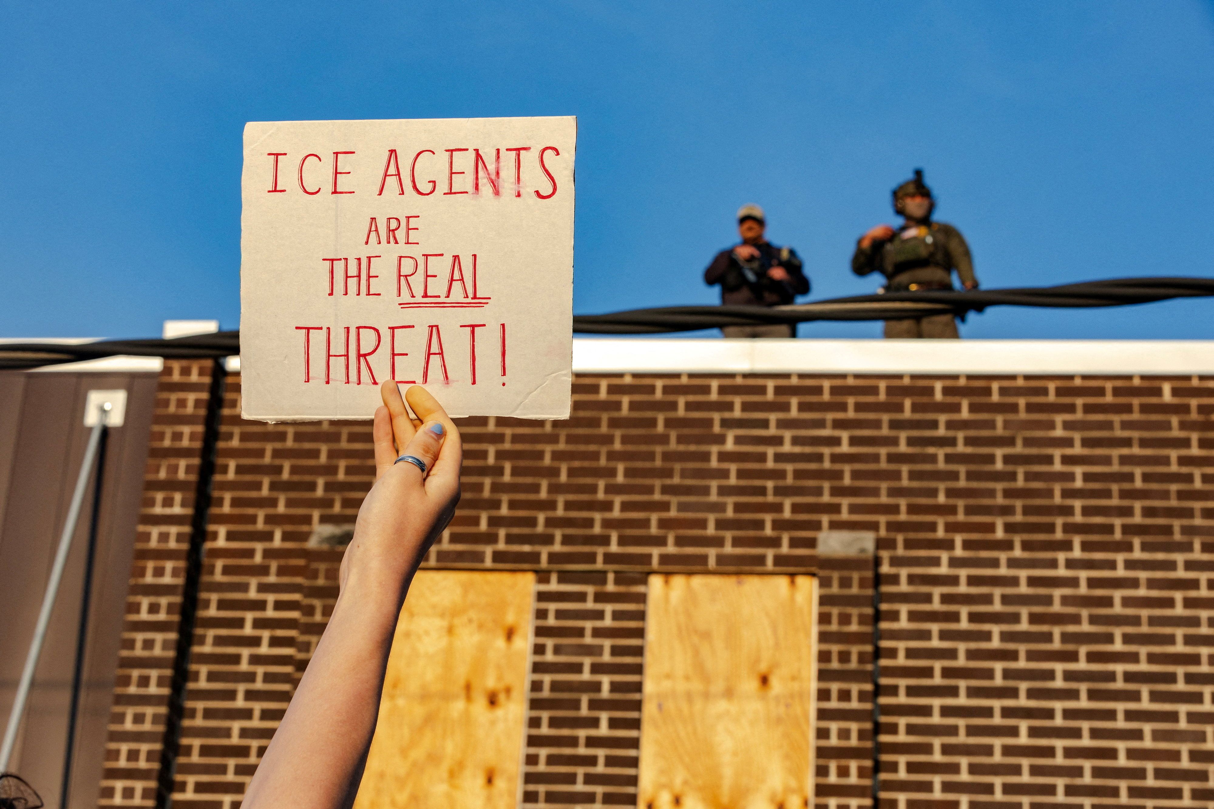 Demokrati v ZDA izkoriščajo proteste proti ICE, Preckwinklovo pa obtožujejo spodletelega socialnega eksperimenta
