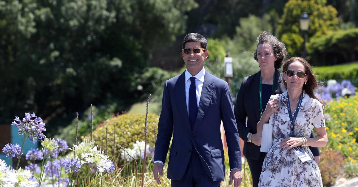 Warsh keeps his interest rate cards close
