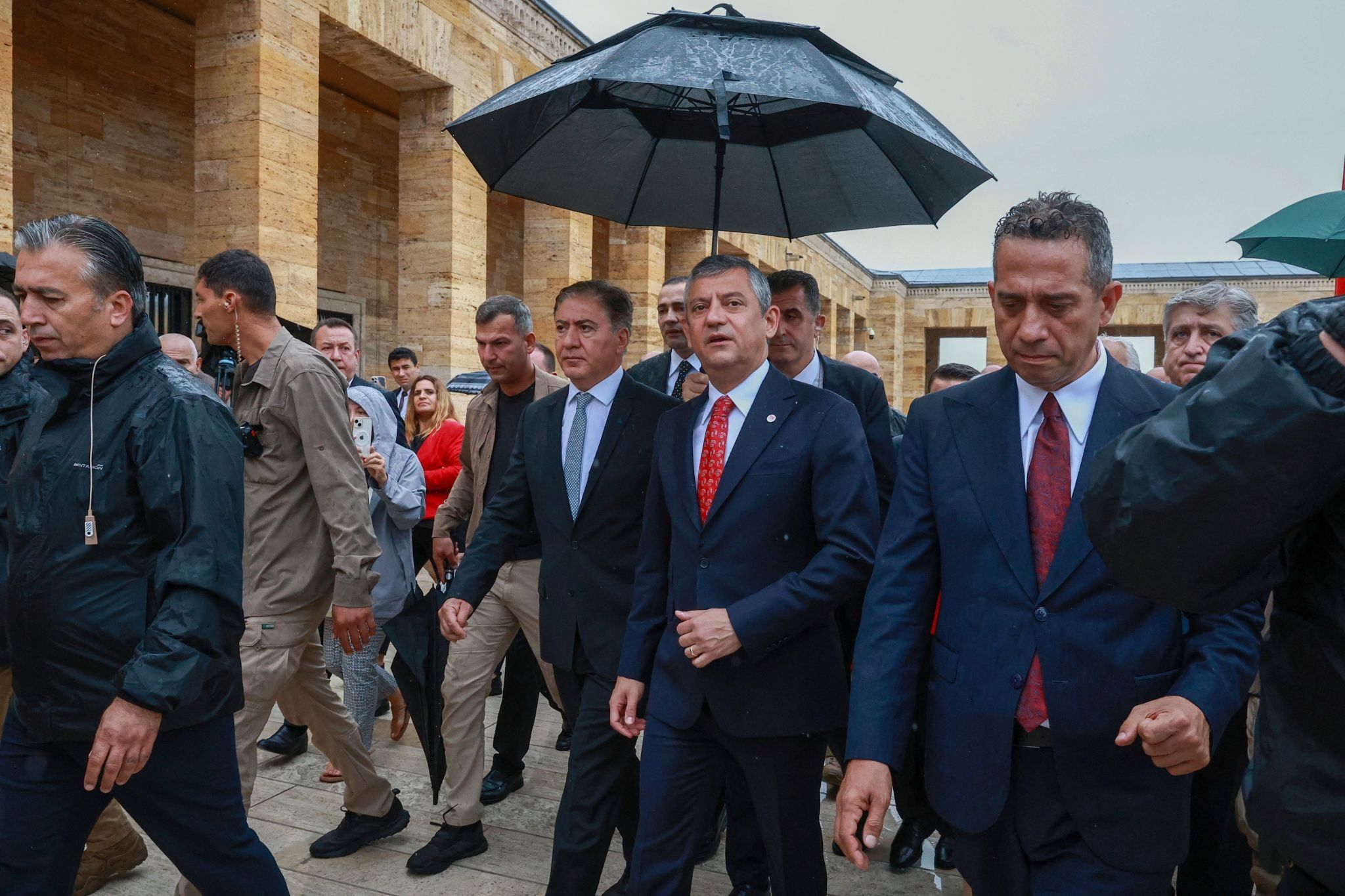 Türkish opposition leader Ozgur Ozel (center). 