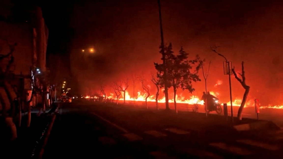 Una calle en llamas en Teherán