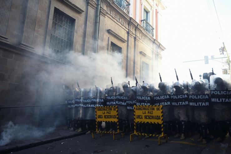 Members of the Bolivian army guard the entrance to Plaza Murillo while President Luis Arce “denounced the irregular mobilization” of some units of the country’s army in La Paz, Bolivia, June 26, 2024. REUTERS/Claudia Morales
