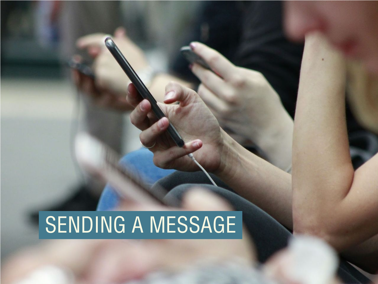 一个人在手机上的库存照片。