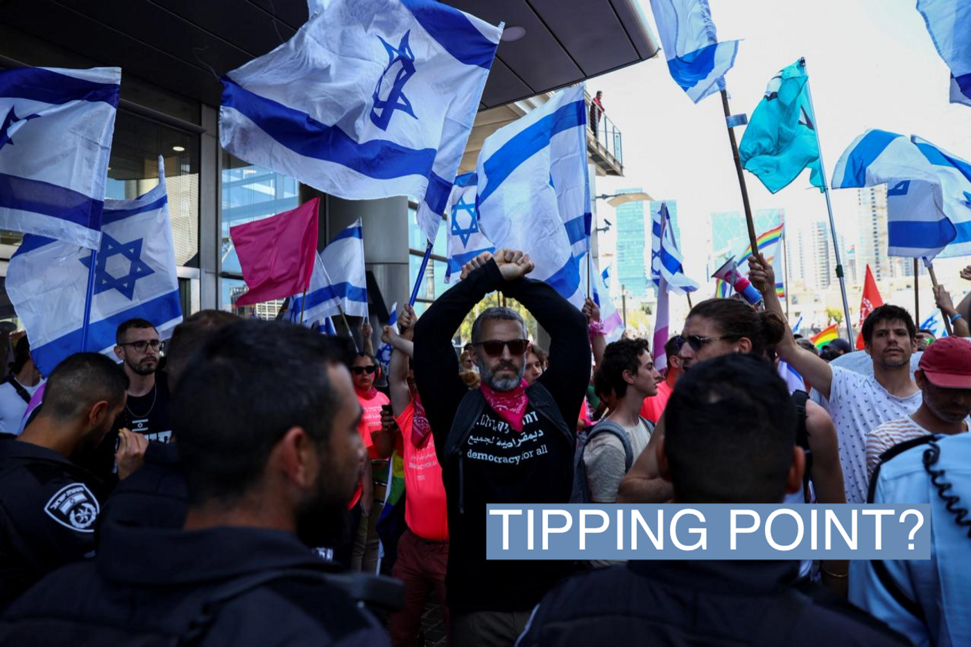 Israeli protestors demonstrating against Prime Minister Benjamin Netanyahu's proposed judicial changes.
