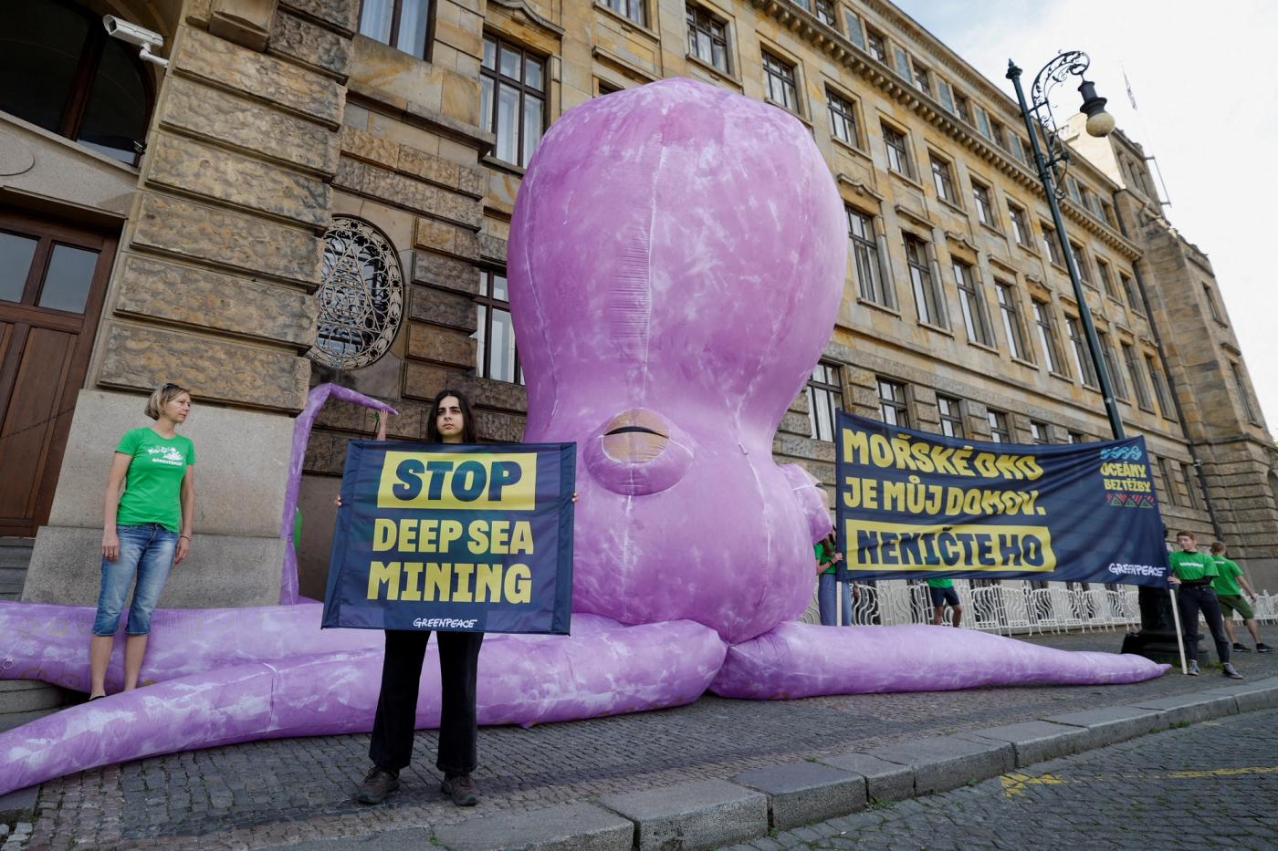 Greenpeace activists hold a protest demanding an end to deep sea mining, in front of the Ministry of Industry in Prague, Czech Republic, June 1, 2023. The banner reads: "The seabed is my home. Do not destroy it". REUTERS/David W Cerny/File Photo