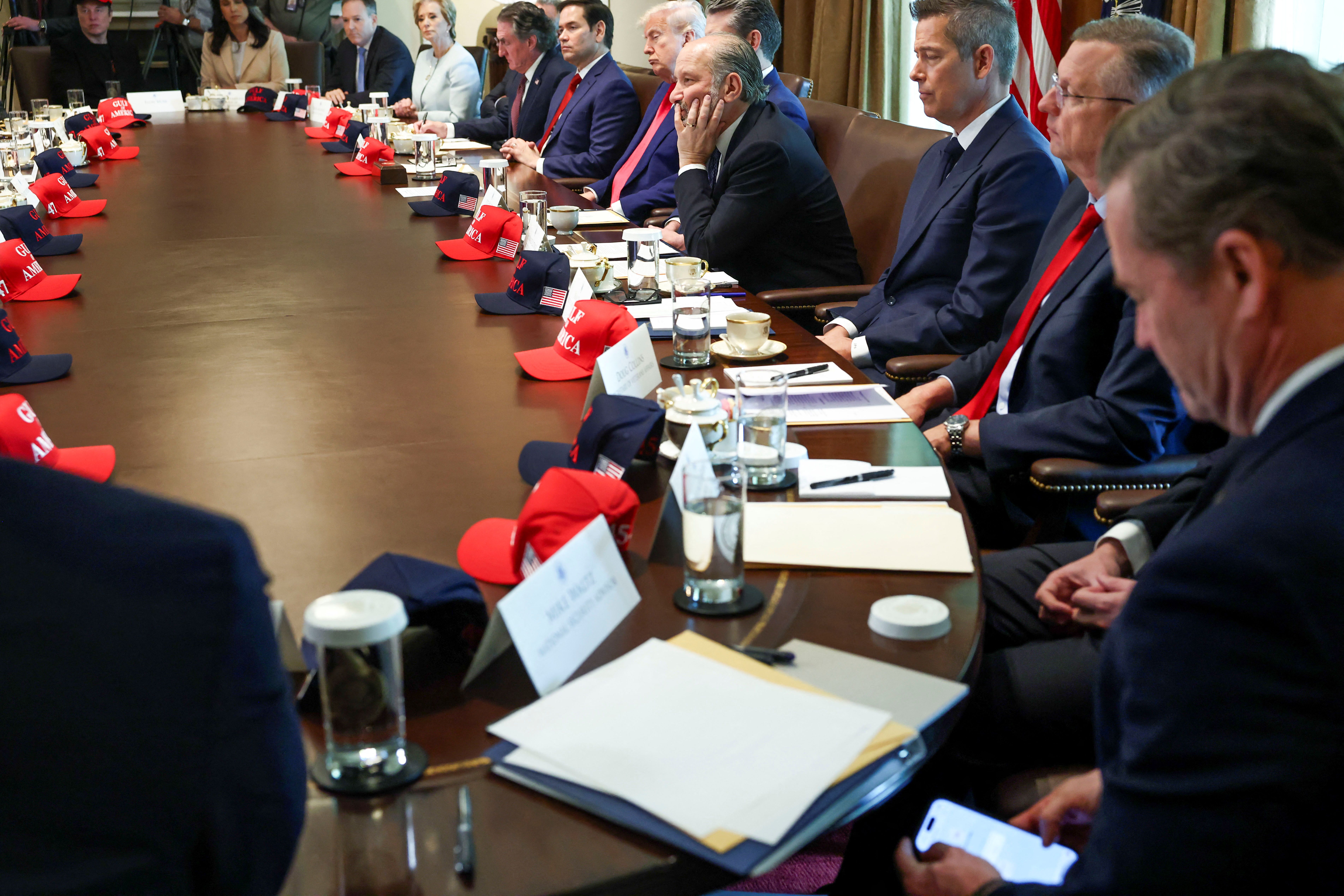 Mike Waltz durante una reunión del Gabinete