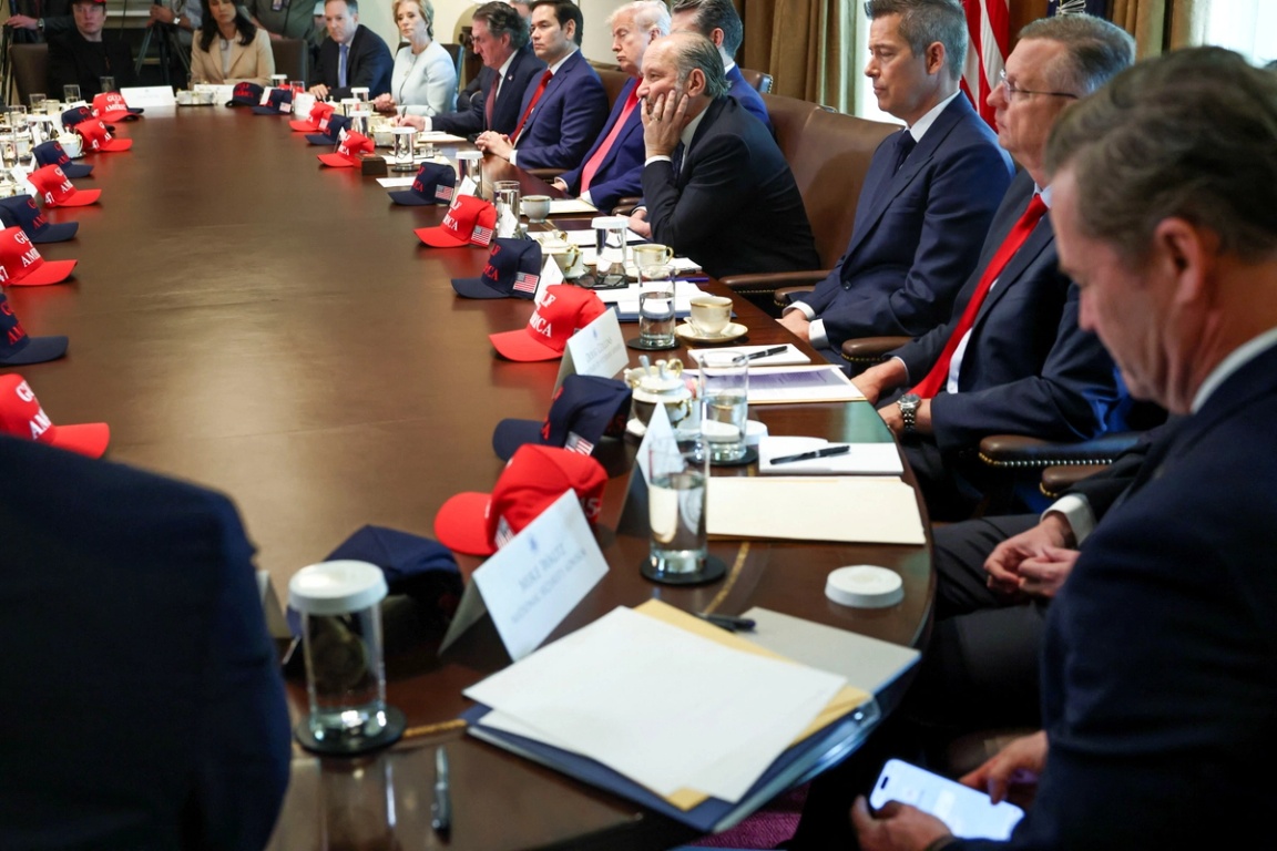 Mike Waltz durante una reunión del Gabinete
