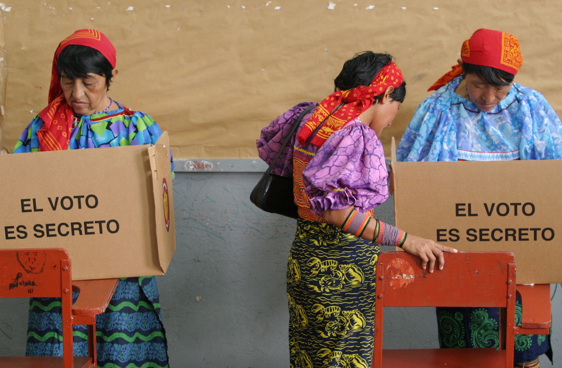Guna women voting