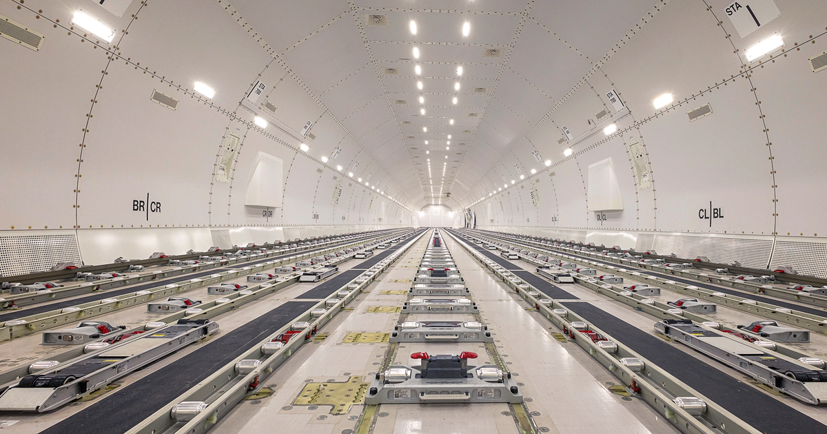 Emirates-Frachtflugzeugumbau hebt ab