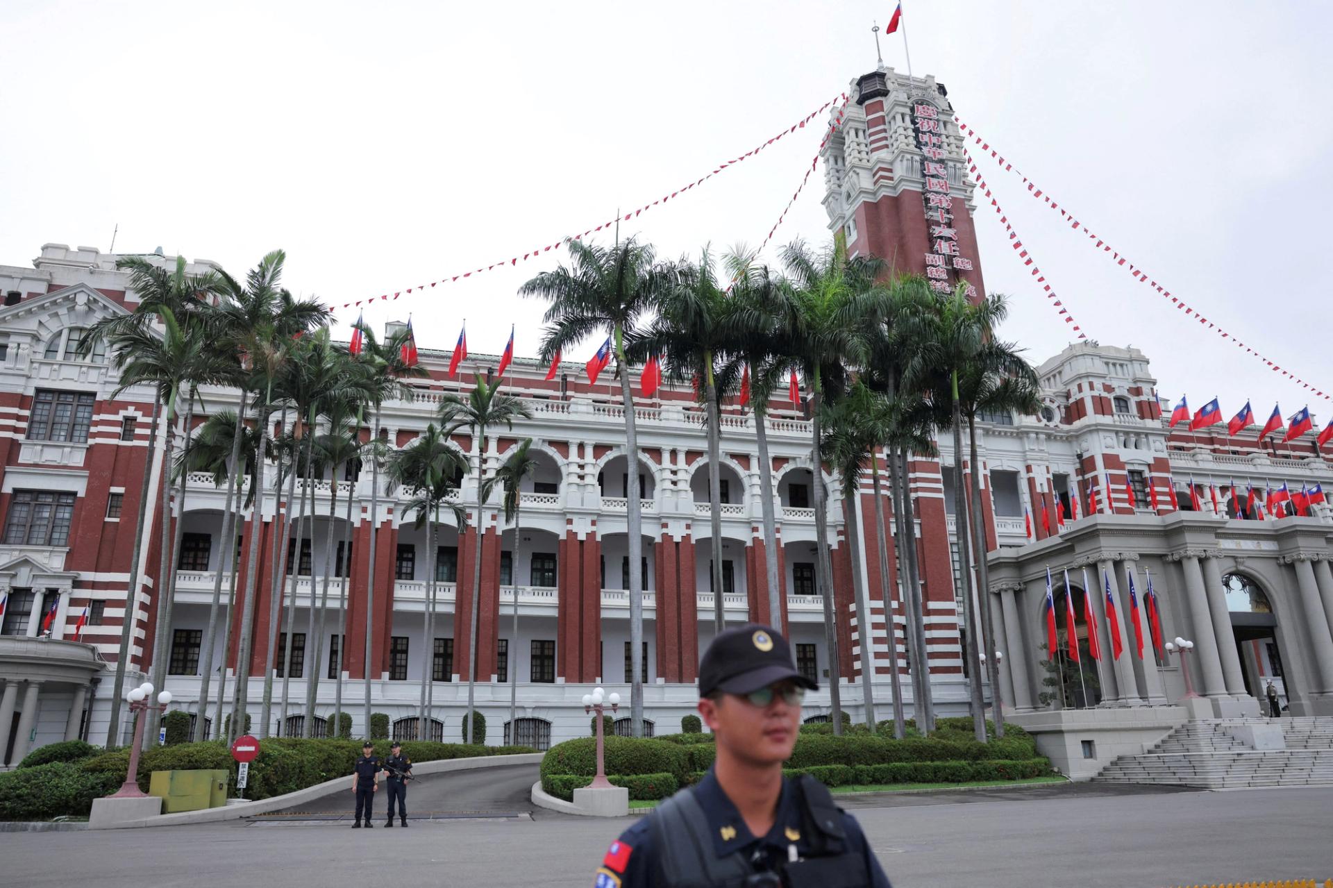  Security guards stand guard in front of the Presidential Office Building in Taipei.