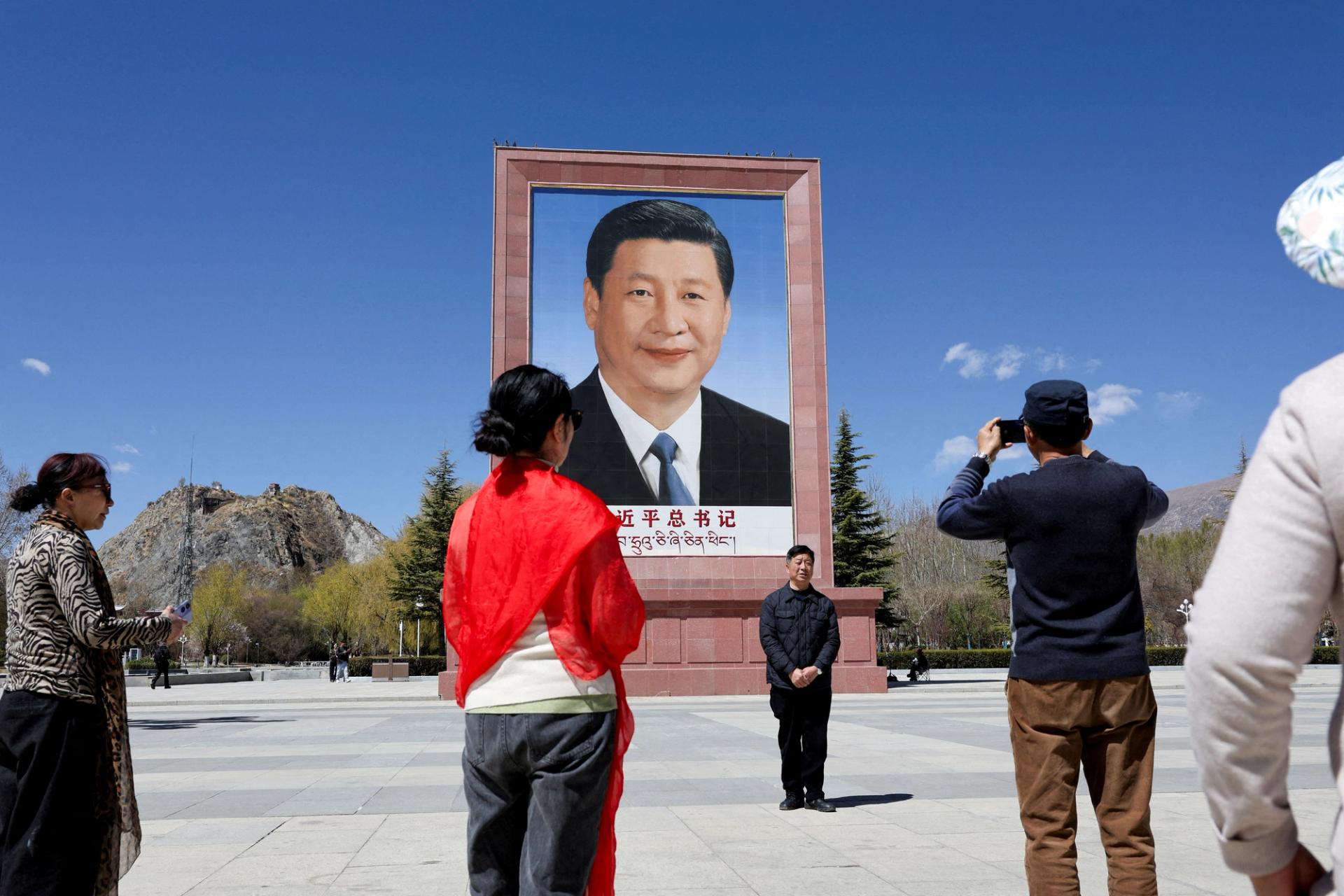 A photo of Xi Jinping in Tibet. 