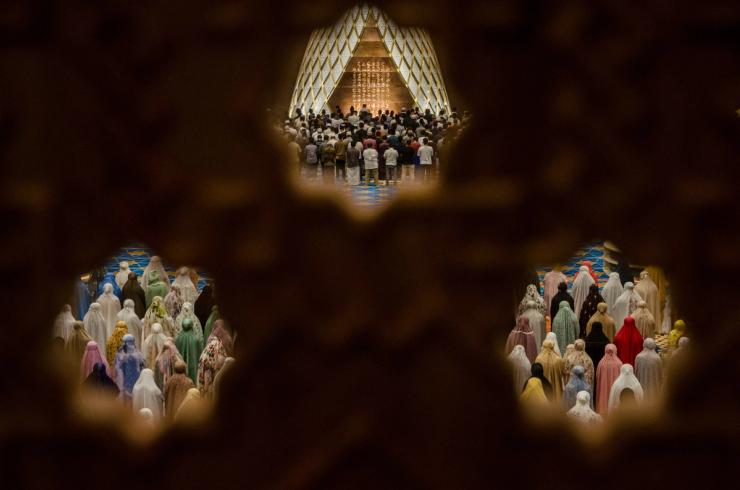 Muslims offer ‘Tarawih’ mass prayers during the first evening of the holy fasting month of Ramadan at Al-Jabbar mosque in Bandung, West Java province, Indonesia, March 22, 2023, in this photo taken by Antara Foto. Antara Foto/Novrian Arbi/ via REUTERS